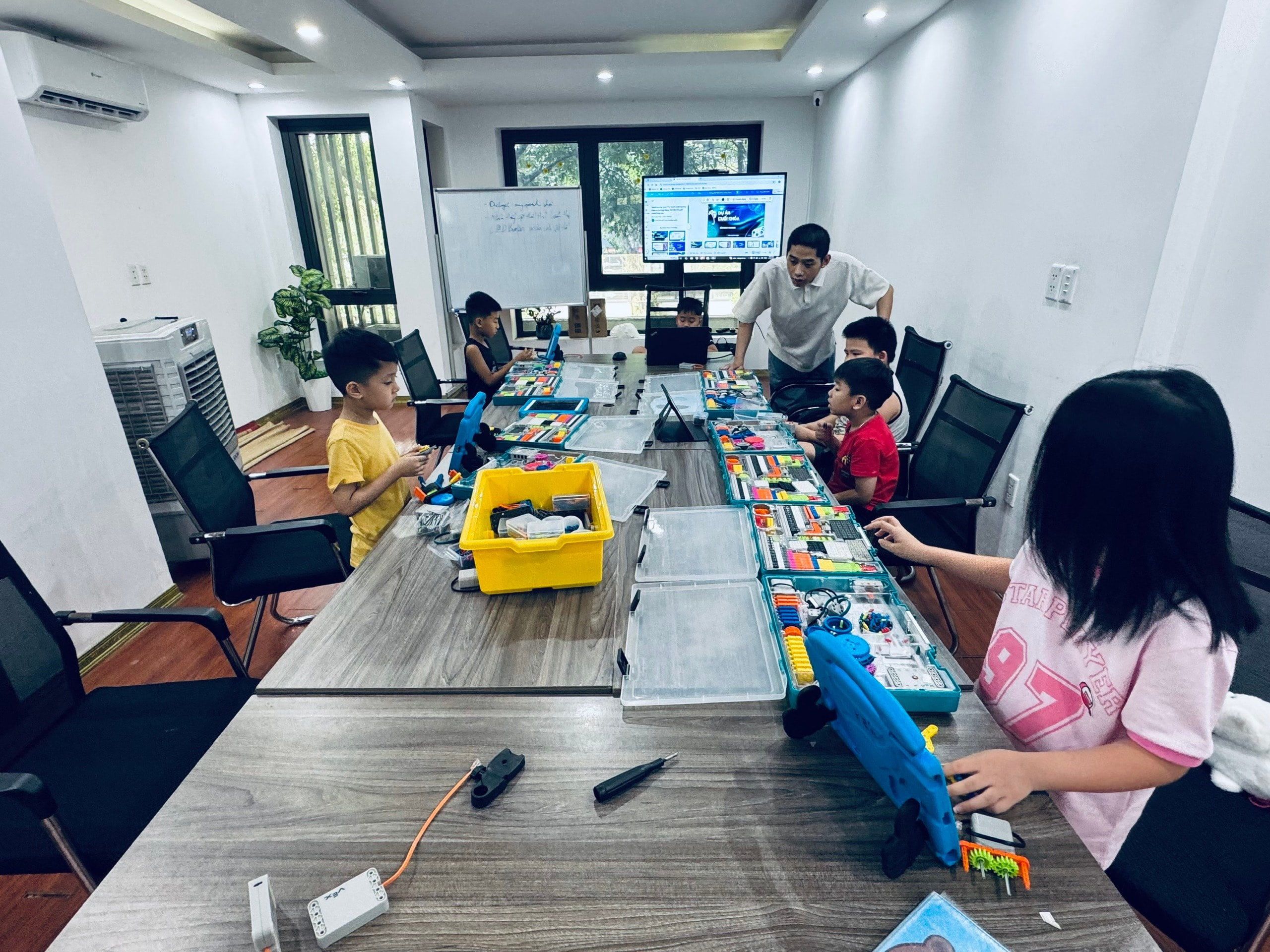 TRƯỜNG HỌC CÔNG NGHỆ VÀ SÁNG TẠO EVO